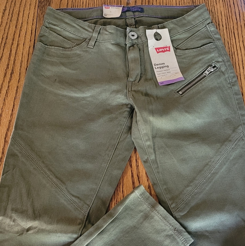 New WTG Levi's, girls size 12,army green